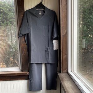 Men’s Essential Threads Gray Scrub Set with Pockets